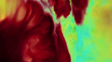 Mürekkep akışı. Parıldayan sıvı dökülmüş. Sequin boyası. Bulanık kırmızı, yeşil, parlak toz parçacıkları dokusu, sıvı pigment, dalga hareketi, soyut sanat arkaplanı..