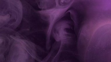 Sihirli duman. Mürekkep akışı. Bulanık mor renk parçacıkları dokusu duman bulutu koyu siyah soyut sanat arka planında yüzüyor.