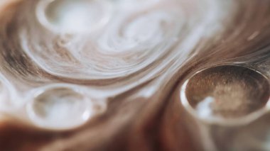 Bulanık köpük. Pırıltılı sis. Odaklanmamış beyaz bronz bej rengi şeffaf köpükler yüzen mürekkep akışı soyut sanat arka planı.