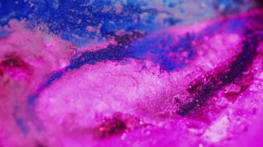 Akrilik karışık arka plan. Pigment damlası. Islak sim. Mavi pembe parçacık dokusu boya dökülmesi akışı pürüzsüz madde soyut dalga makro sanatında.