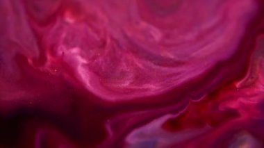 Mermer mürekkep akışı. Parlak doku. Bulanık morumsu kırmızı renk gradyanı parıldayan sıvı parlaklık hareketi koyu soyut sanat arkaplanı.