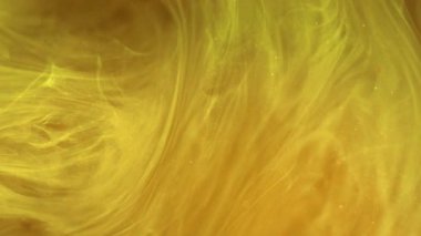 Sis dalgası. Mürekkep bulutu. Bulanık sarı renkli, bulanık bulutlu desen suda yüzen boya soyut sanat arkaplanı gibi hayal kuruyor..