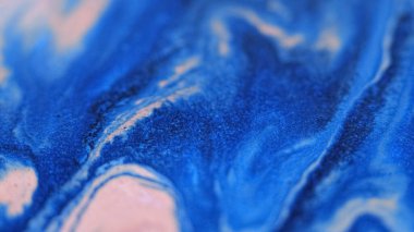 Mermer sıvısı. Boya dökülmüş. Odaklanmamış mavi beyaz renk parıldayan doku emülsiyon akım karışımı dalga dekoratif soyut sanat arka planı.