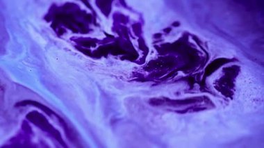 Neon sıvısı karışımı. Boya akışı. Bulanık mavi renk, akrilik mürekkep, su sızıntısı, dalga hareketi, soyut sanat arka planı..