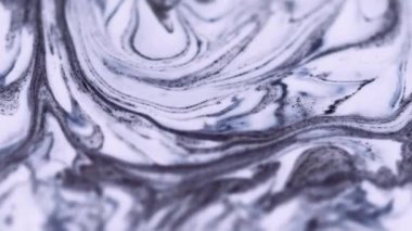 Sıvı mermer dokusu. Boya karışımı. Bulanık beyaz gri renkli toz tanecikleri akrilik boya mürekkebi emülsiyon sıvı kademeli dalga hareketi soyut sanat arka planı.