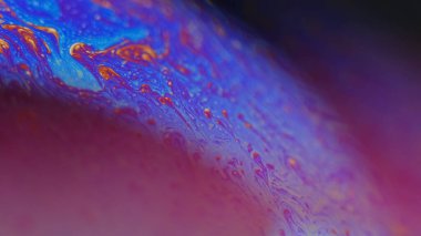 Bulanık psikedelik sıvı. Boya karışımı. Odaklanmamış neon mor turuncu renk spektrumu yağlı boya damlacıkları soyut sanat arkaplanı akışı.