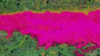 Soyut arkaplan. Süslü mürekkep. Parıltı damlıyor. Pembe parlak yeşil siyah pürüzsüz sıvı akışı büyüleyici fantezi makro moda sanatında.