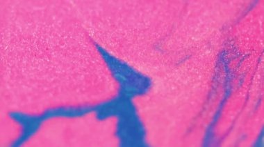 Köpüklü sıvı. Parıltılı boya döküldü. Odaklanmamış pembe renk parıldayan desen kum parçacıkları akrilik sıvı mürekkep pigment dalga hareketi soyut sanat arka planı.