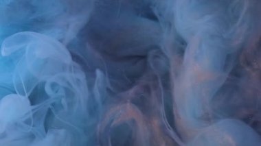 Parıltı buharı. Mürekkep suyu patlaması. Bulanık mavi pembe renk, parlak parçacıklar, koyu soyut sanat arka planında sis dalgası hareketi..