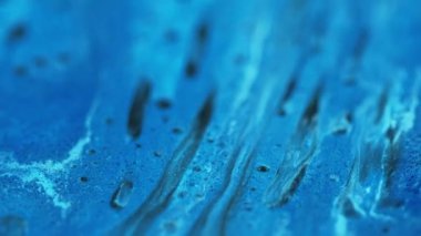 Bulanık köpük. Yağ emülsiyonu. Odaklanmamış mavi renkli akrilik desen boya damlacıkları damlalar damlalar akış harmanı hareketli soyut sanat arkaplanı.