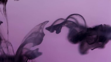 Mürekkep damlası su. Sis yüzüyor. Odaklanmamış siyah mor renk su altında akrilik boya karışımı duman akışı soyut sanat arka planı.