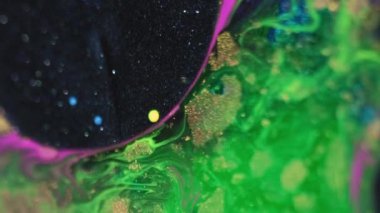 Mürekkep karıştırma arkaplanı. Pigment sıvısı. Dökül bakalım. Siyah mavi yağ parlatıcısı yuvarlak nokta yeşil girdap altın parçacıkları ile şeffaf madde yüzeyinde yüzer.