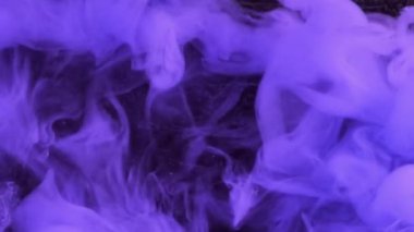 Mürekkep damlası. Buhar karışımı. Siyah toz parçacıkları dokusunda yüzen mor renk buhar dalgası soyut sanat arka planında bulanık.