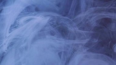 Sis bulutu. Mürekkep suyu karışımı. Bulanık mavi renk toz parçacıkları doku buharı hareket eden yaratıcı sanat arkaplanı yayıyor.