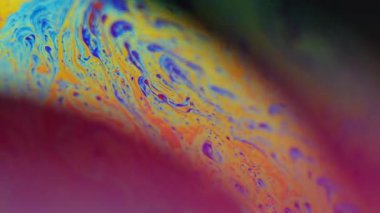 Yağlı gökkuşağı. Görünmez mürekkep karışımı. Odaklanmamış mavi turuncu renk akrilik boya karışımı eğri dalgalar akışı psikedelik sanat arka planı.