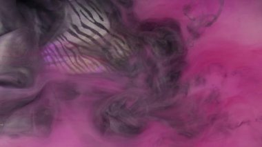 Yüzen sis. Su karışımı boya. Odaklanmamış pembe gümüş renkli sim parçacıkları su altı sis akış hareketi zebra desenli soyut sanat arka planı.