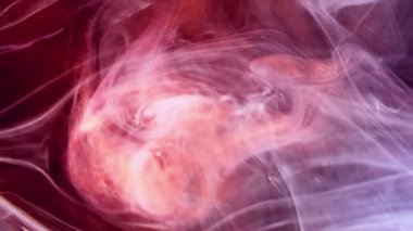 Sis dalgası. Boya suyu sıçraması. Odaklanmamış kırmızı buhar bulutu simli parçacıklar doku mürekkebi karışımı soyut sanat arkaplanı.