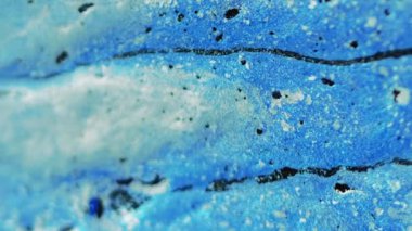 Soyut arkaplan. Parlak pigment. Parlak karışım. Mavi siyah beyaz boya ıslak, pürüzsüz madde tasarımı hipnotik sanata yayılıyor..