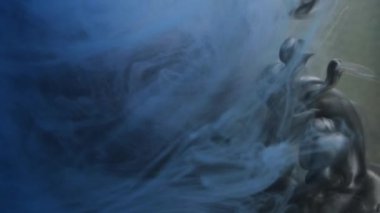 Acryl buharı. Renk girdabı. Sıvı büyüsü. Mavi çivit mavisi siyah dalga sis bulutu, bulanık gri soyut sanat arka planında su boyası karışımı hareket.