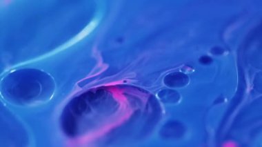 Bulanık kabarcıklar. Yağ emülsiyonu. Odaklanmamış mavi renk damlacıkları yüzen akrilik doku boya su harmanı girdap hareketi soyut sanat arka planı.