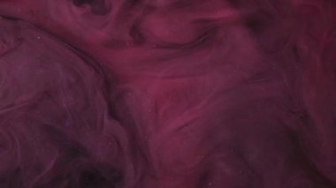 Parıldayan sis bulutu. Suyu boya. Odaklanmamış pembe renkli parlak toz dokusu koyu soyut sanat arka planında sis akışı hareketi.