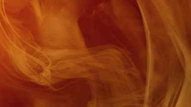 Girdap bulutu. Su karışımı boya. Odaklanmamış altın sarısı parlayan buhar dokusu yüzen toz mürekkep döndürme akışı hipnotik hareket soyut sanat arka planı.