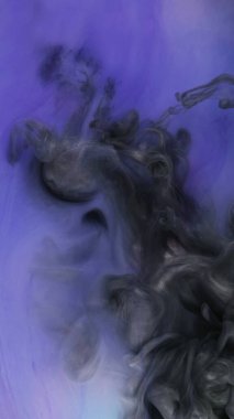 Yüzen sis. Su karışımı boya. Odaklanmamış mor gümüş renkli simli parçacıklar sualtı sis akışı soyut sanat arkaplanı.