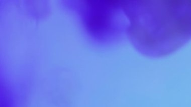 Odaklanamayan duman. Mezuniyet geçmişi. Mavi mor renkli mürekkep damlası karışım buhar bulutu hareketi pürüzsüz soyut sanat dokusu.