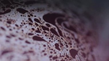 Sabun köpüğü. Köpüklü su. Odaklanmamış mavi turuncu yağ dokusu emülsiyon damlacıkları koyu siyah soyut sanat arka planında yüzer..