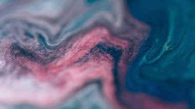 Parıltılı boya karışımı. Sıvı dökülmesi. Odaklanmamış pembe siyah renk parıldayan doku katmanları dalga akışı soyut sanat arkaplanı.