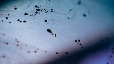 Bulanık köpük akıyor. Köpük sıvısı. Odaklanmamış mavi renk köpüklü sıvı dalgası koyu siyah ışık parlaması soyut sanat arkaplanı.