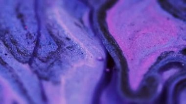 Parıltılı boya döküldü. Akışkan sanat. Bulanık mor siyah renk parıldayan tahıl parçacıkları akrilik karışım mürekkep emülsiyon yağ sıvı pigment damlalar soyut arkaplan.