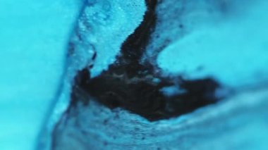 Sihirli sıvı akryl. Parlak mürekkep karışımı. Odaklanmamış mavi renk damlası hareketi ıslak ışıldayan jel yağ emülsiyon parçacıkları sanat soyut arkaplan.