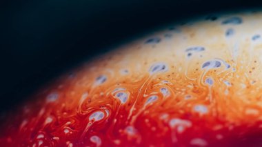 Benzin gökkuşağı. Boya karışımı. Odaklanmamış kırmızı turuncu renk spektrumu yağlı boya damlacıkları soyut sanat arkaplanı akışı.