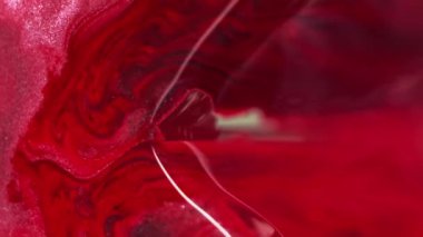 Sıvı pigment arkaplanı. Işıldayan akış. Burgundy kırmızı mürekkep soyut dalga karışımı. Yüzeyde yayılan parıldayan simli parçacıklar büyüleyici madde tasarımı..
