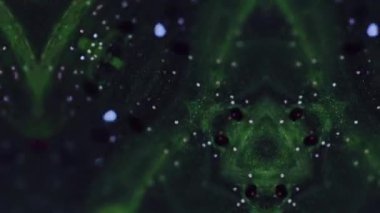 Parlak kaleydoskop. Mürekkep fraktal. Bulanık yeşil mor renkli parlak parçacıklar mürekkep deseni su akışı simetrik üçgen tasarımı soyut sanat arka planı.