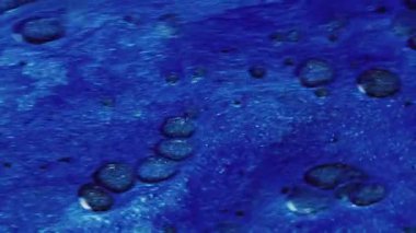 Parıldayan dalga. Boya baloncukları. Bulanık mavi köpük rengi köpük dokusu yağ emülsiyonu akış soyut sanat arka planı.