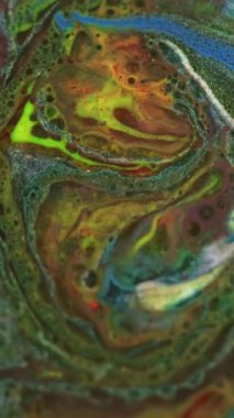 Dikey video. Yağ sıvısı karışımı. Boya kabarcıkları dokusu. Asit sızıntısı. Odaklanmamış yeşil kırmızı mürekkep karışımı su sıçratma hareketi soyut sanat arkaplanı.