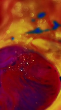 Dikey video. Islak sim sıçraması. Renk sisi. Su karışımı boya. Odaklanmamış parlak kırmızı pembe mavi renk ışıl ışıl desen sıvı leke hareket ışık soyut sanat arka planı.