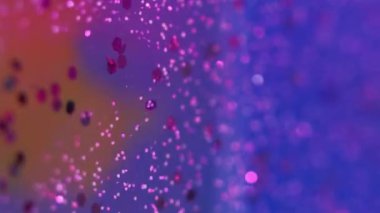 Dikey video. Parıldayan jel döküldü. Bokeh ışığı. Odaklanmamış neon pembesi rengi parıldayan pullu şeffaf sıvı damlası dalga hareketi soyut sanat arkaplanı.