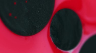 Parıltı damlası. Mürekkep akışı. Odaklanmamış mercan pembesi parlak leke emme parlak sıvı yağ baloncukları pürüzsüz doku soyut sanat arka planında yüzer.