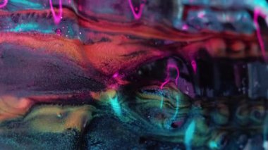 Dikey video. Boya kafatası. Parıldayan sıvı dökülmüş. Esrarengiz büyücülük. Bulanık metalik renkli parlak desen mürekkep korkunç iskelet başını koyu siyah soyut sanat arka planına damlatıyor..