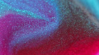 Islak sim dökülmüş. Mürekkep akıyor. Bulanık floresan pembe mavi siyah renkli parıldayan desen boya akışı holografik soyut sanat arkaplan.