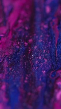 Dikey video. Parlak mürekkep döküldü. Sıvı fraktal. Bulanık mavi siyah renk parlak ıslak mürekkep madde karışım hareket simetrik tasarım sanat soyut arkaplan.