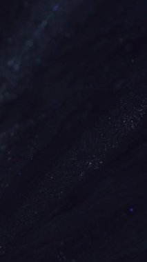 Dikey video. Parlak mürekkep dokusu. Boya akışı. Odaklanmamış siyah beyaz renk parlak sıvı karışımı dalga hareketi dekoratif soyut sanat arka planı.