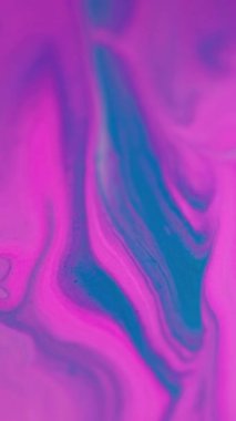 Dikey video. Sıvı pigmenti. Mürekkep karışımı. Odaklanmamış bight dekoratif pembe renk parçacıkları akrilik doku boya sıvı girdap moda sanat soyut arka plan.