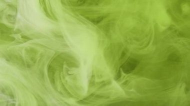 Sis hareketi. Haze bulutu. Işıldayan yeşil mürekkep buharı mistik dalga dokusu altın parıltılı arka planda girdap şeklinde soyut sanat yayıyor..