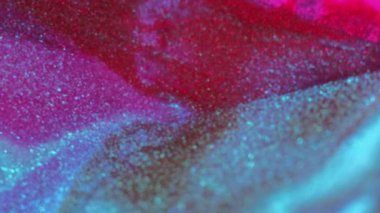 Parıltılı jel sıçraması. Yağ damlası. Bulanık neon mavisi, pembe, pırıl pırıl parlayan, boyalı, dökülen piramit, çağlayan, çağlayan, açık renk, soyut sanat arka planı..