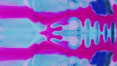 Dikey video. Mürekkep kafatası. Neon iskelet. Esrarengiz büyü. Odaklanmamış floresan mavisi açık pembe boya akışı simetrik baş simetrik soyut sanat arka planı.