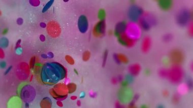 Parti dekorasyonu. Parlak mürekkep. Neon ışığı. Odaklanamayan yanardöner çok renkli pullar ışıldayan parçacıklar parlak Bokeh soyut sanat arkaplanı.